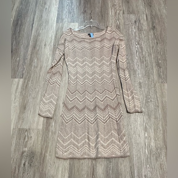 Express pullover long sleeve dress is a size Medium. - Picture 4 of 5